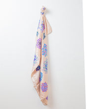 画像をギャラリービューアに読み込む, Floriferous Macrocosm squared scarf -Pink
