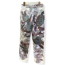 画像をギャラリービューアに読み込む, KeikoNishiyama_TurtlePrintedTrouser_Back