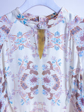 画像をギャラリービューアに読み込む, Floral chinoiserie puff sleeve dress
