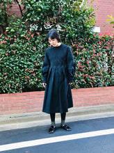 画像をギャラリービューアに読み込む, Sinuous tuck Dress

