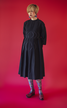 画像をギャラリービューアに読み込む, Sinuous tuck Dress
